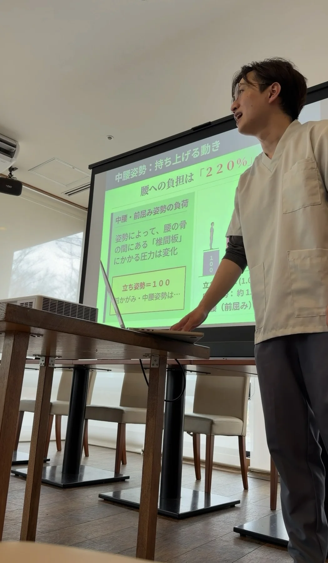 企業従業員向けの転倒対策・予防セミナーで講義する北澤岬