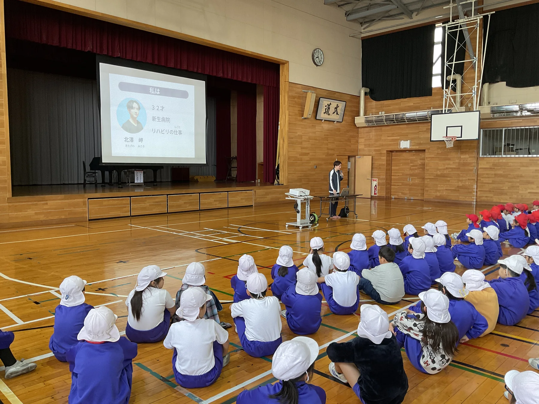 小布施町の小学校体育館で姿勢改善授業を行う北澤岬