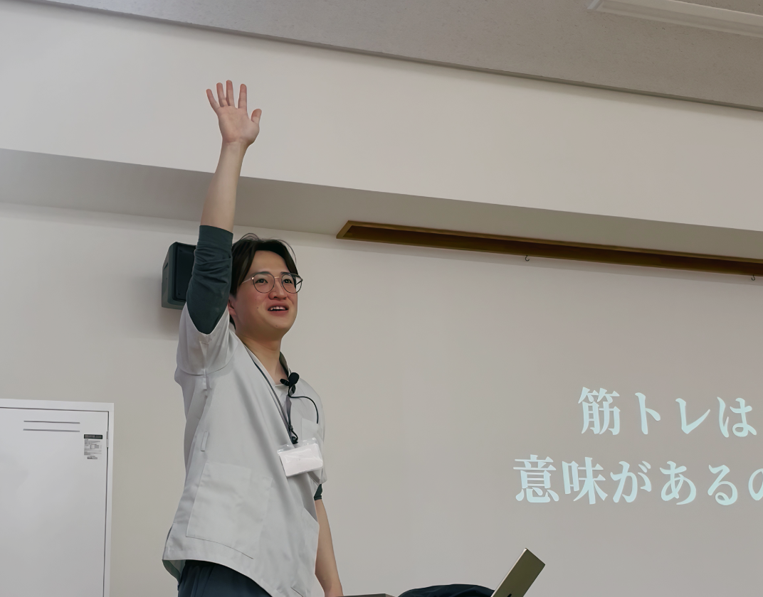 姿勢講座で手を挙げて説明する北澤岬