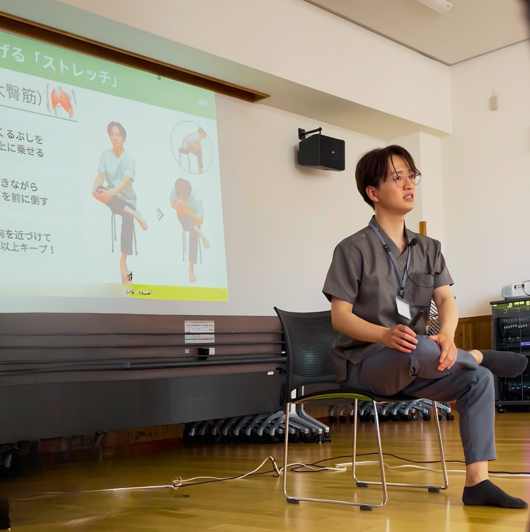 地域の姿勢講座でストレッチを説明する北澤岬