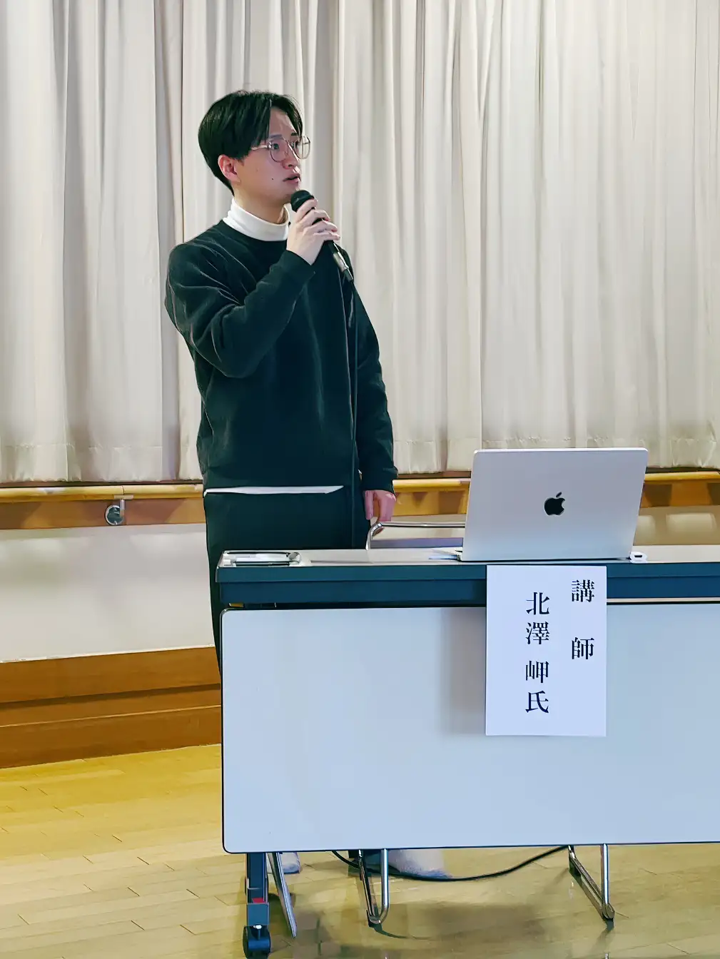 マイクを手に講演する北澤岬