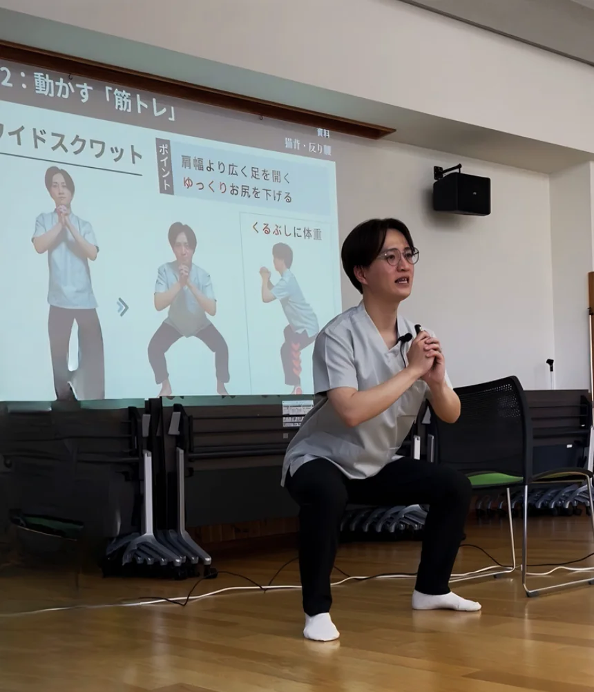 地域のシニア向け転倒・骨折予防講座でスクワットを実演する北澤岬